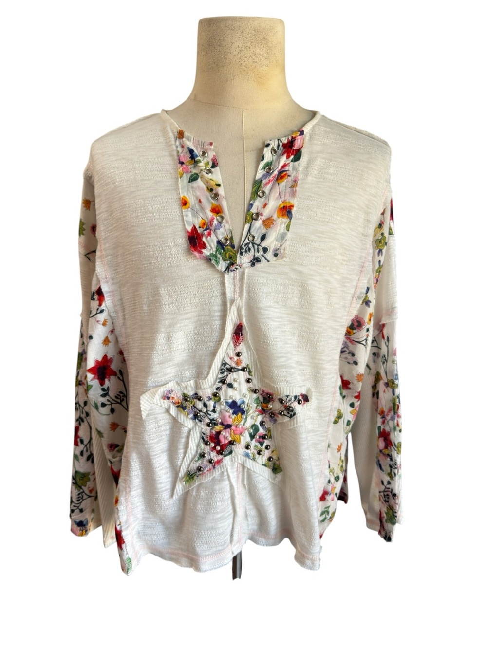 POL Cream Floral Star Appliqué Long Sleeve Top